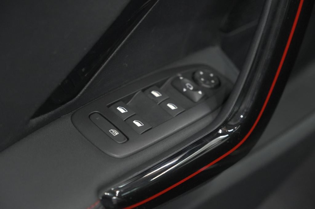 Peugeot 2008 puretech 110 eat6 gt line | trekhaak | panoramadak | apple car