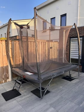 Avyna Trampoline Pro-Line 275x190 cm met net, ladder en beschermhoes.