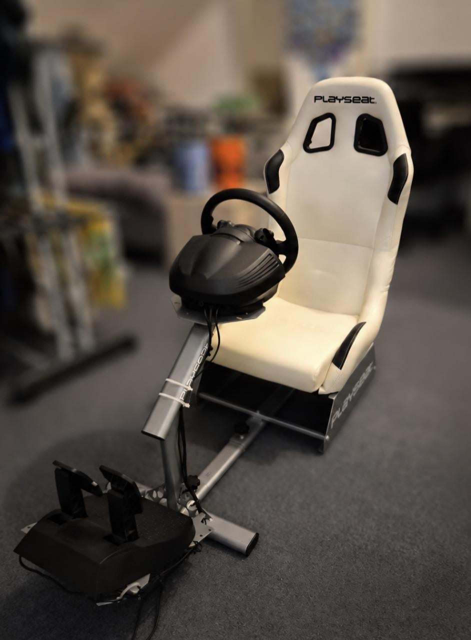 Playseat met thrustmaster force feedback stuur
