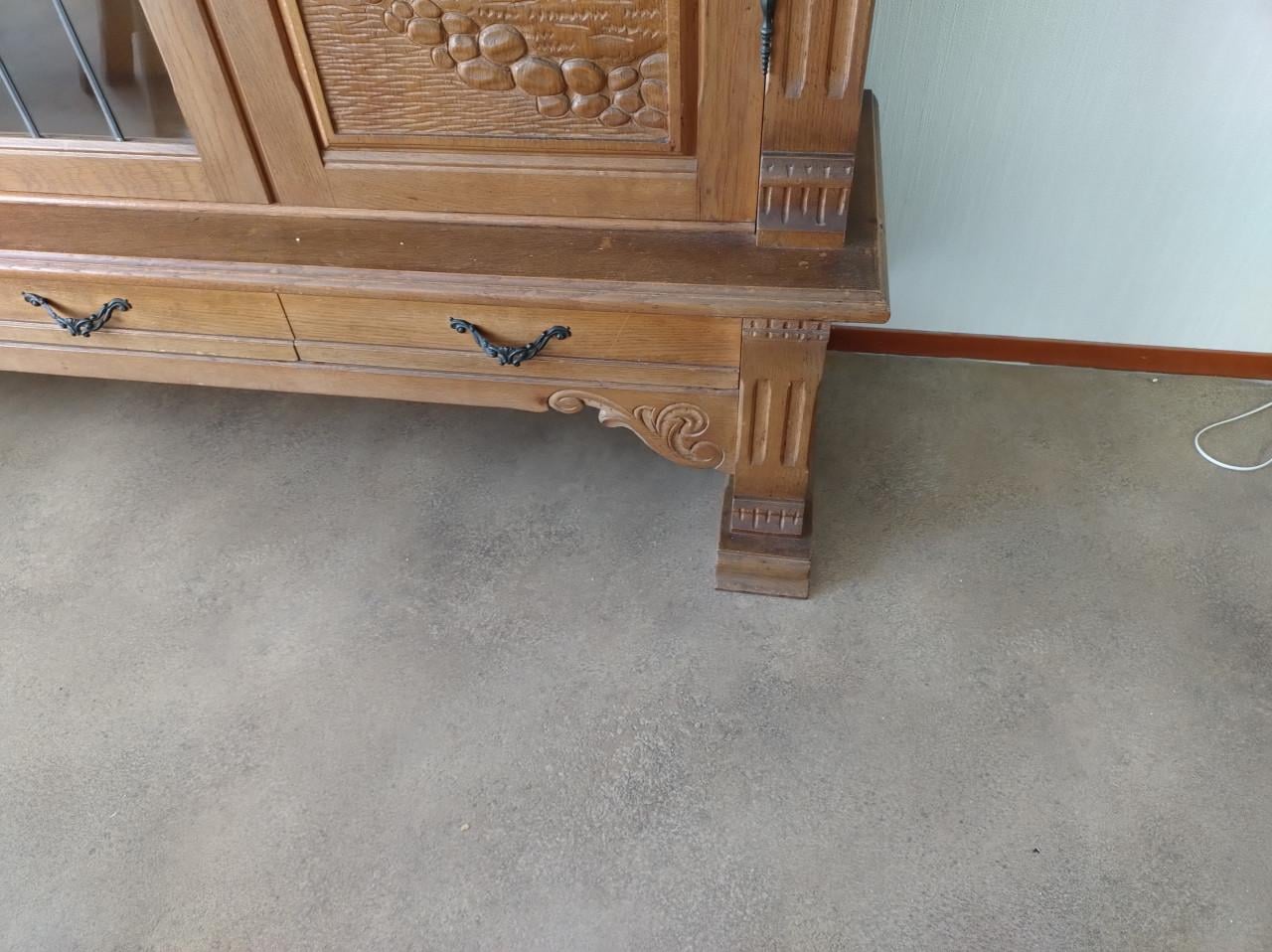 Antieke eikenhouten buffetkast met prachtig houtsnijwerk!