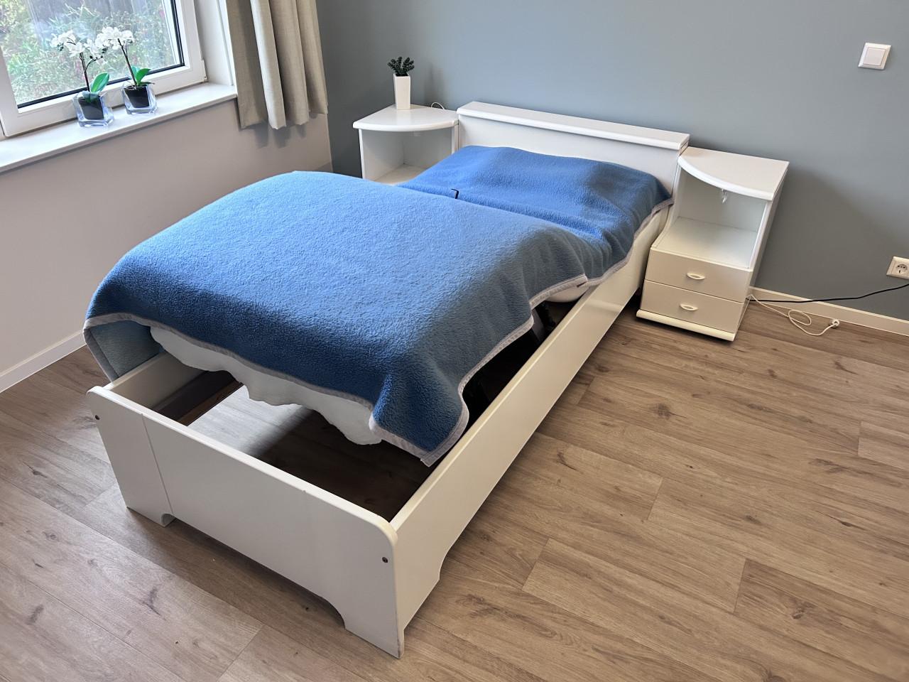 Eenpersoonsbed met verstelbare lattenbodem.