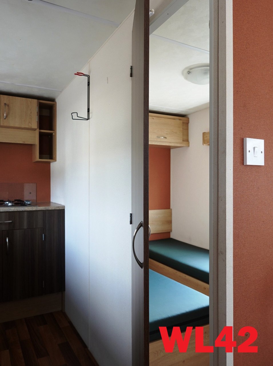 Compact chalet (bouwjaar 2015) met middenkamer en 2 slaapkamers te koop