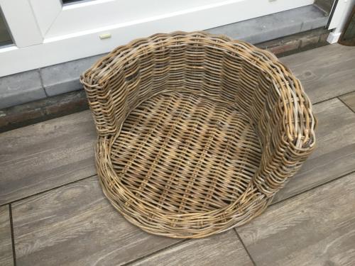 Hondenmand/ rond, riet, mooie kwaliteit.