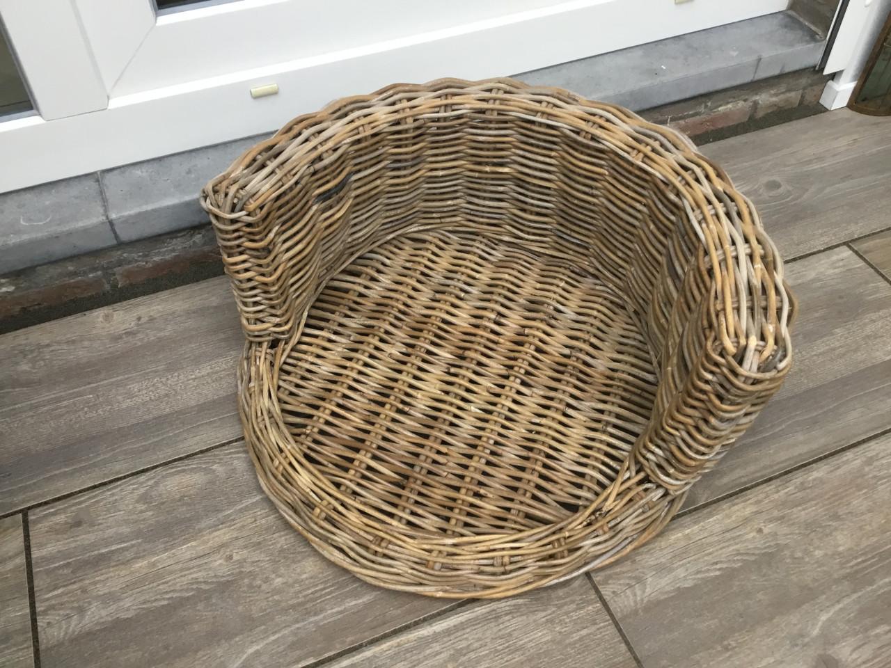 Hondenmand/ rond, riet, mooie kwaliteit.