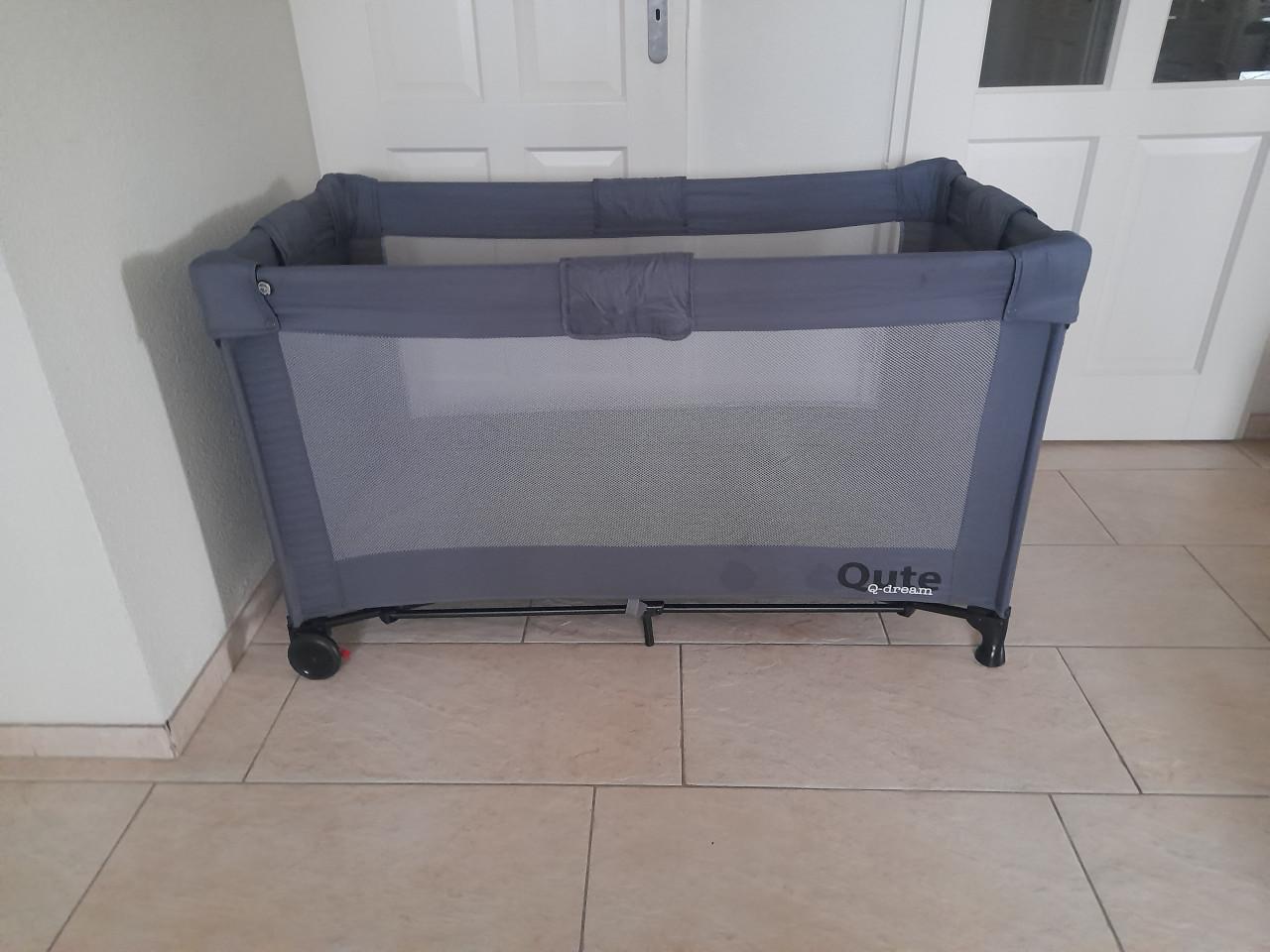 Cute  Campingbedje met uit kruip mogelijkheid (z.g.a.n.)