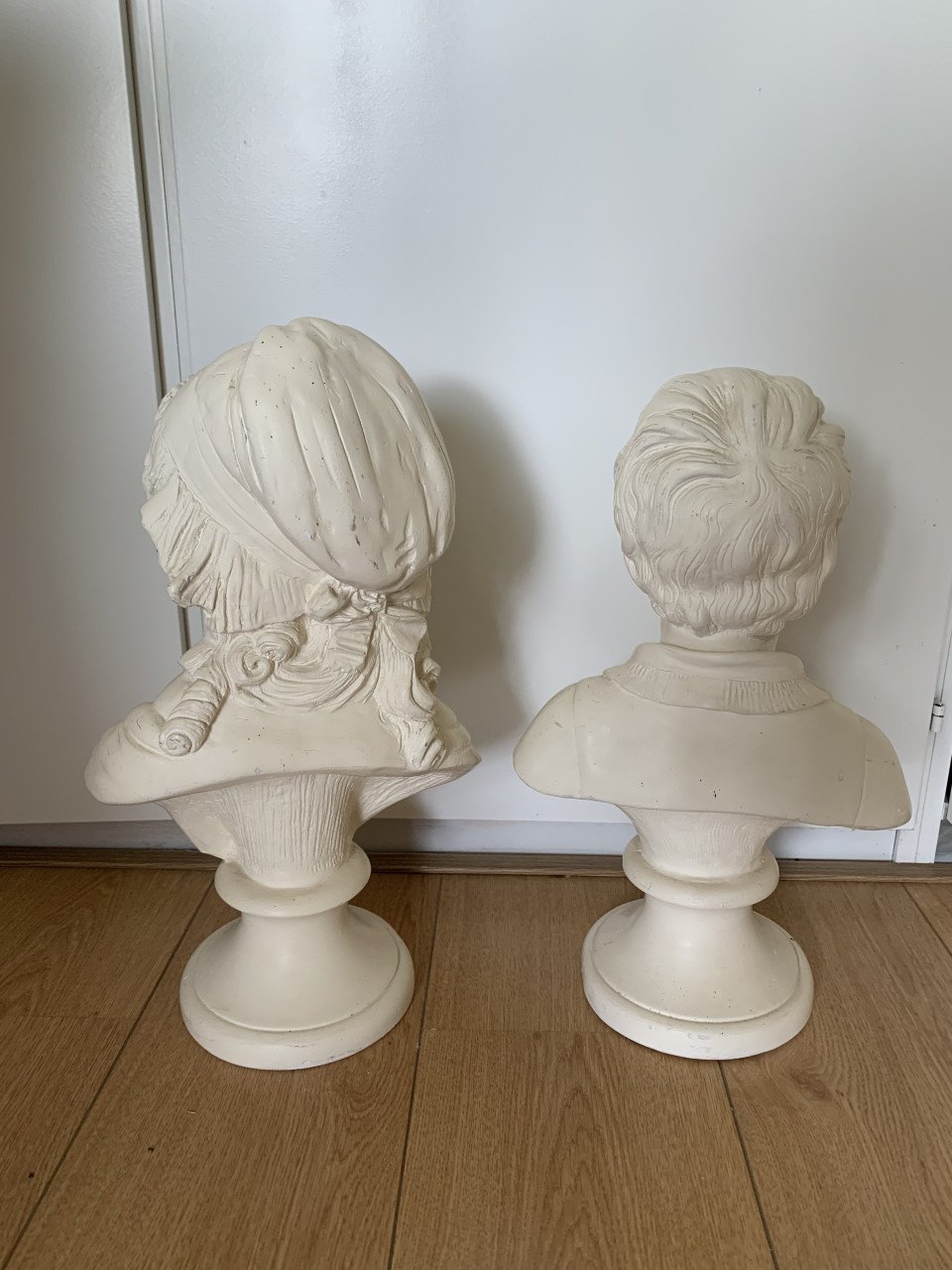 2 ART DECO BORSTBEELDEN, JONGEN EN MEISJE