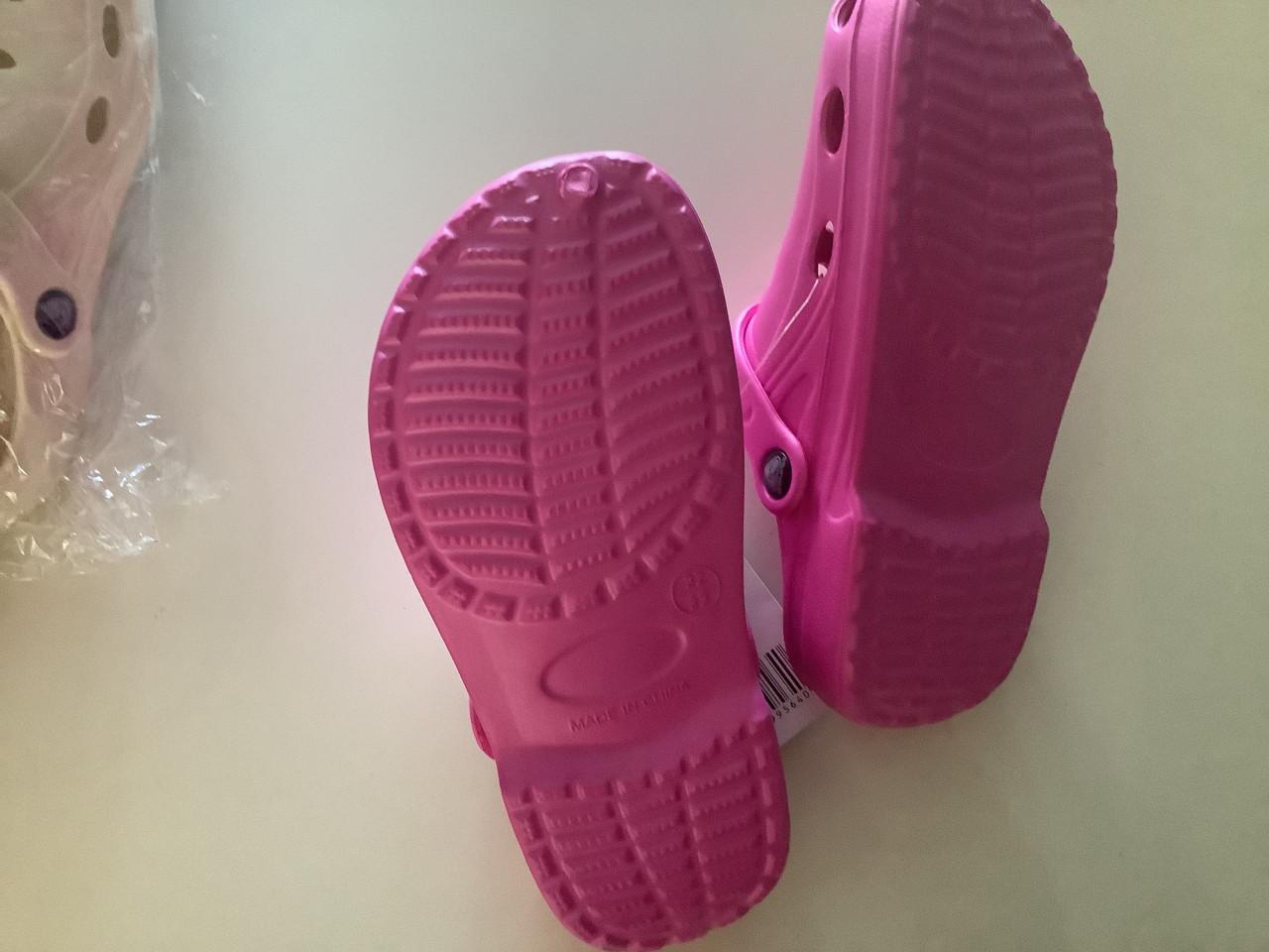 Partij plastic kinderklompen. ( partij 103)