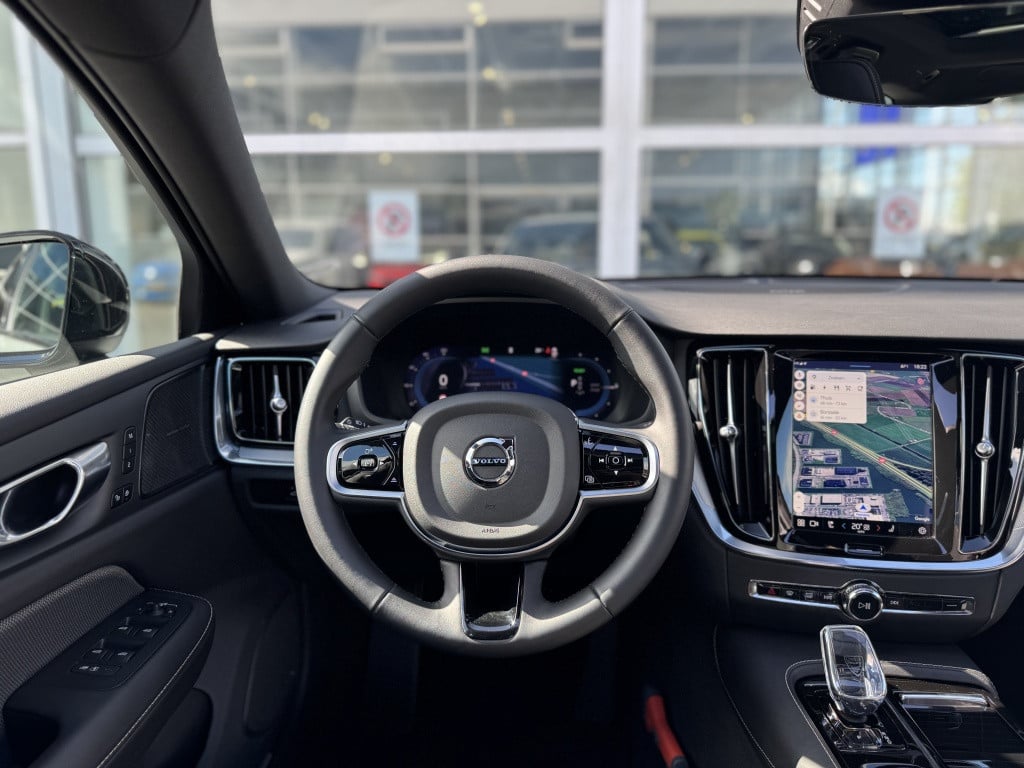 Volvo V60 t6 398pk recharge plus dark| panodak| adap.cruise| trekhaak| 36