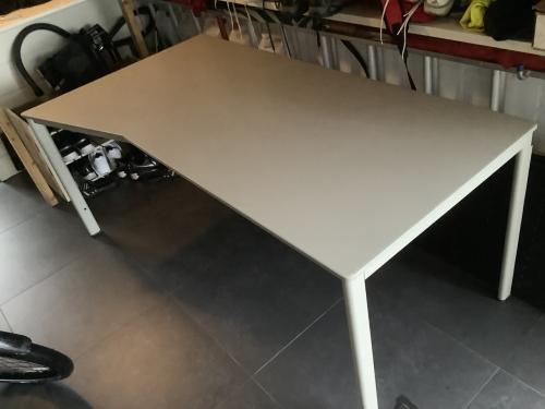 Stevige bureau tafel van het merk Ahrend. 180x80cm in de hoek oplopend
