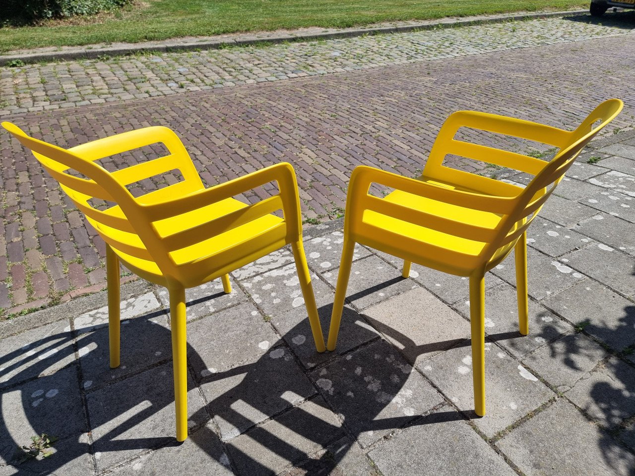 Twee gele tuinstoelen