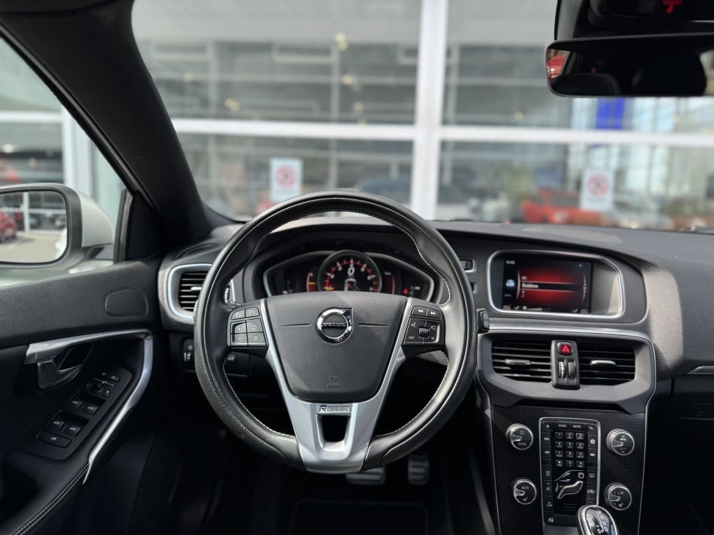 Volvo V40 t3 153pk polar+ sport| panodak| trekhaak| camera| h&k sound