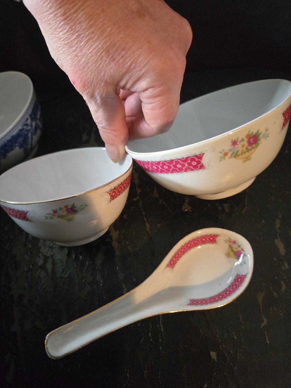 Set van 7 rijstkommen. 6 x 11.5 cm 1 x 9.5 cm doorsnee.
