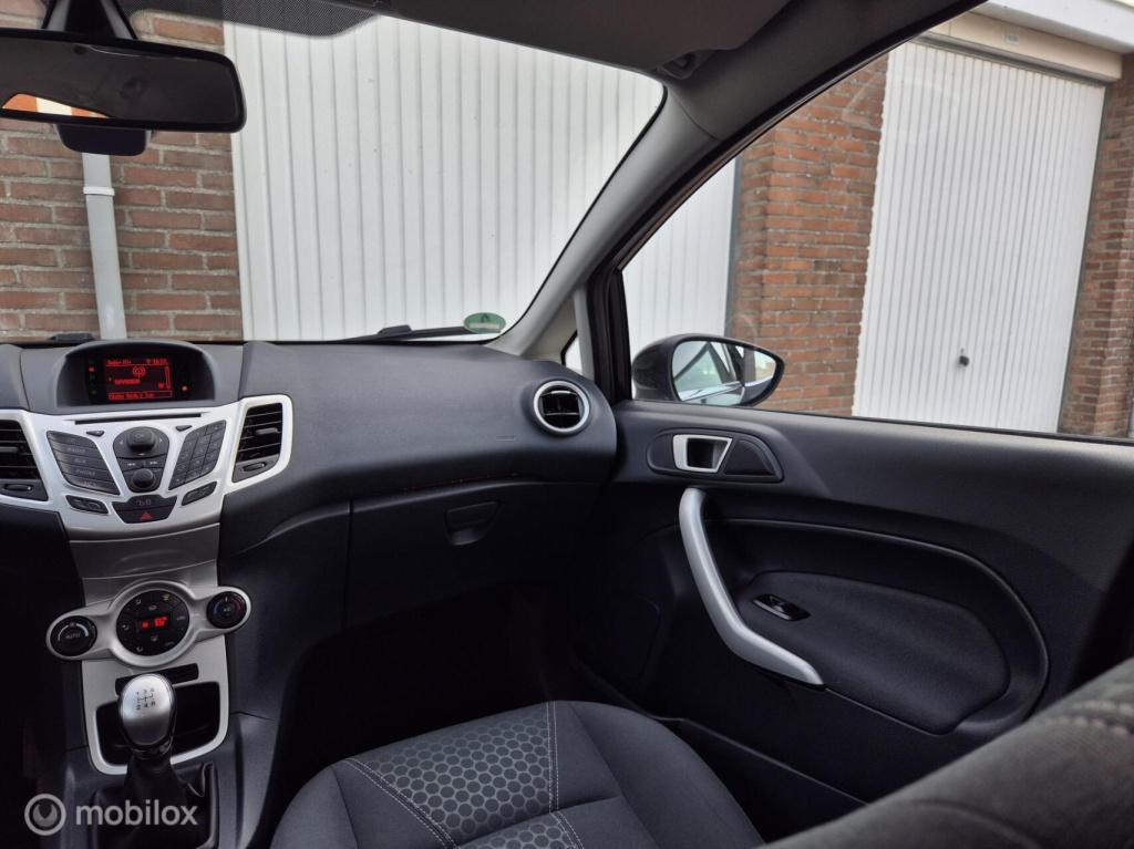 Ford Fiesta 1.25 titanium / dealeronderhouden / voorruitverwarming / stoelv