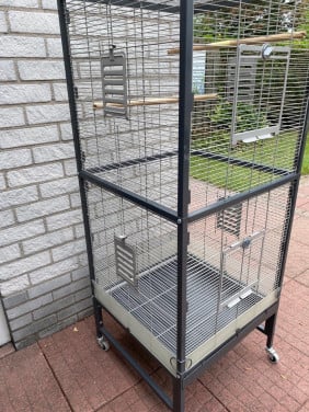 Grote volgelkooi 150h 60x60b met accessoires