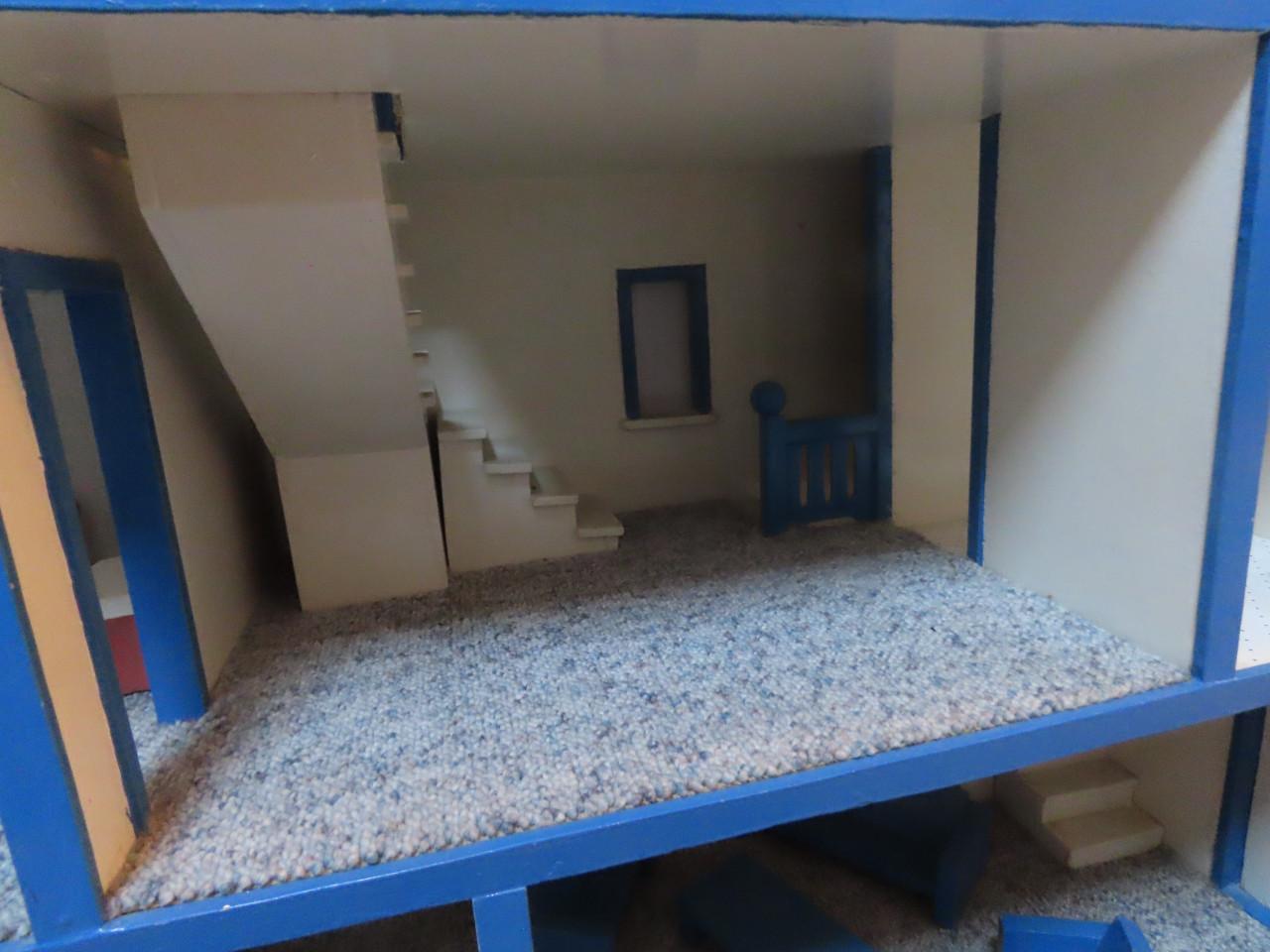 Houten poppenhuis incl meubeltjes