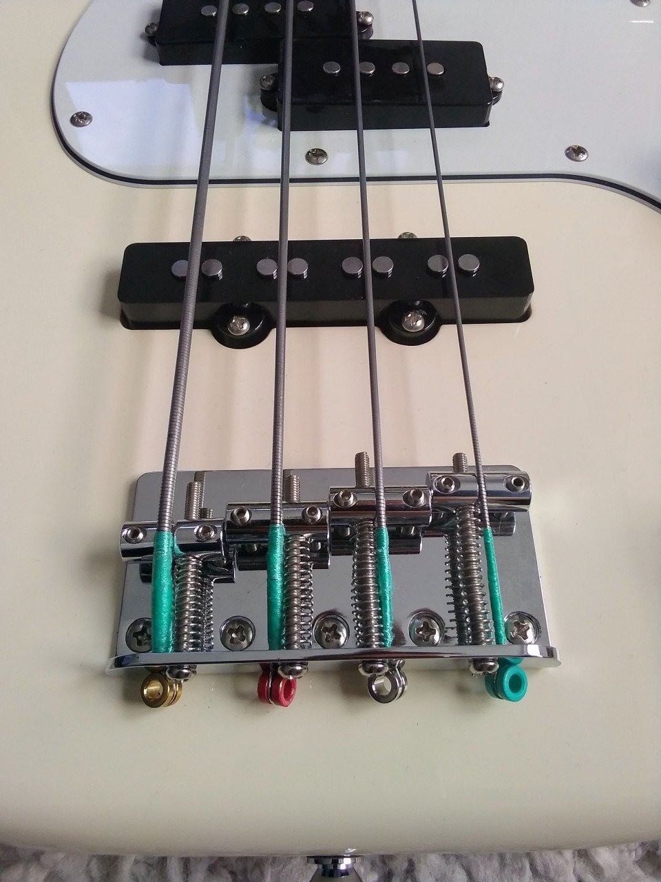 Squier Affinity PJ Bass Olympic White met upgrades 2024