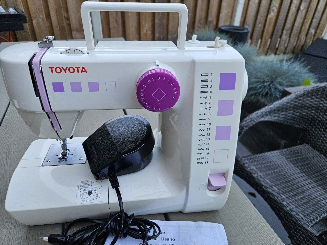 Zgan krachtige complete werkende Toyota FSL 18 naaimachine, met accessoires