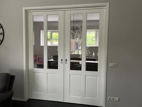Set witte schuifdeuren met glaspanelen