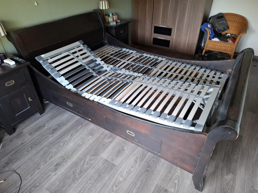 Tweepersoonsbed 140x200 met opberglades en verstelbare lattenbodems