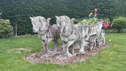 Tuinbeeld: Boerenpaarden met wagen