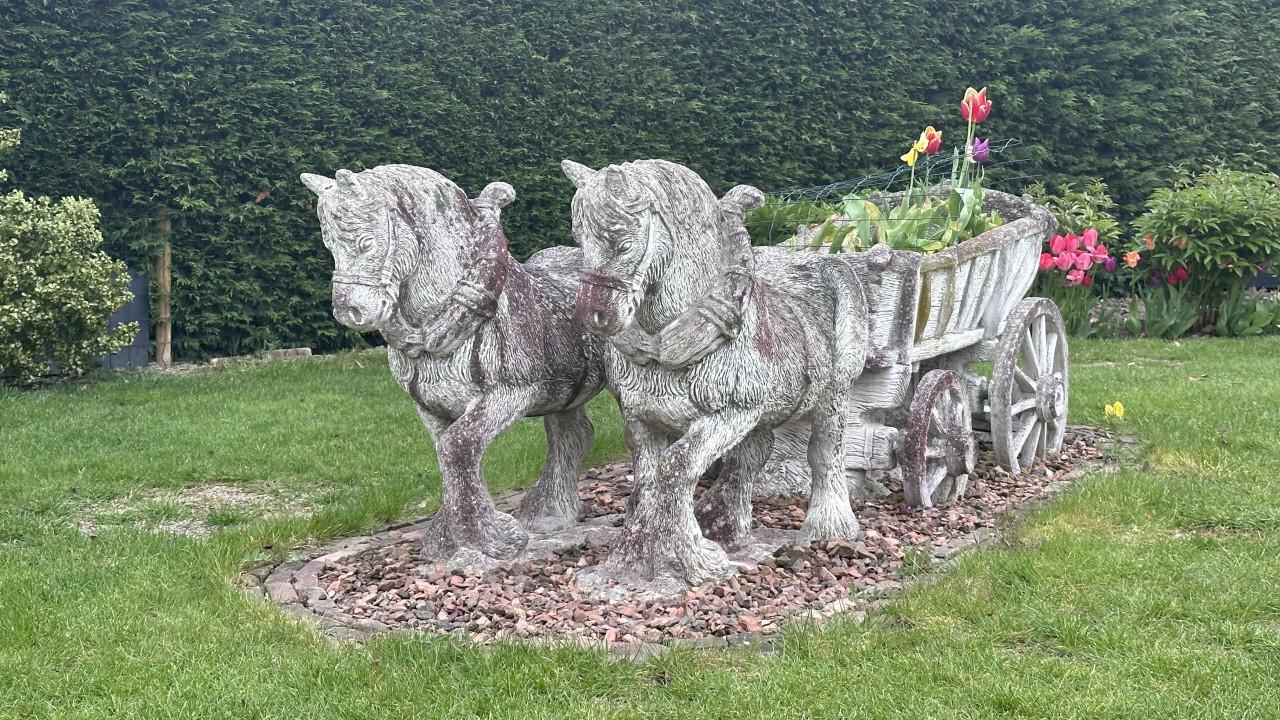 Tuinbeeld: Boerenpaarden met wagen