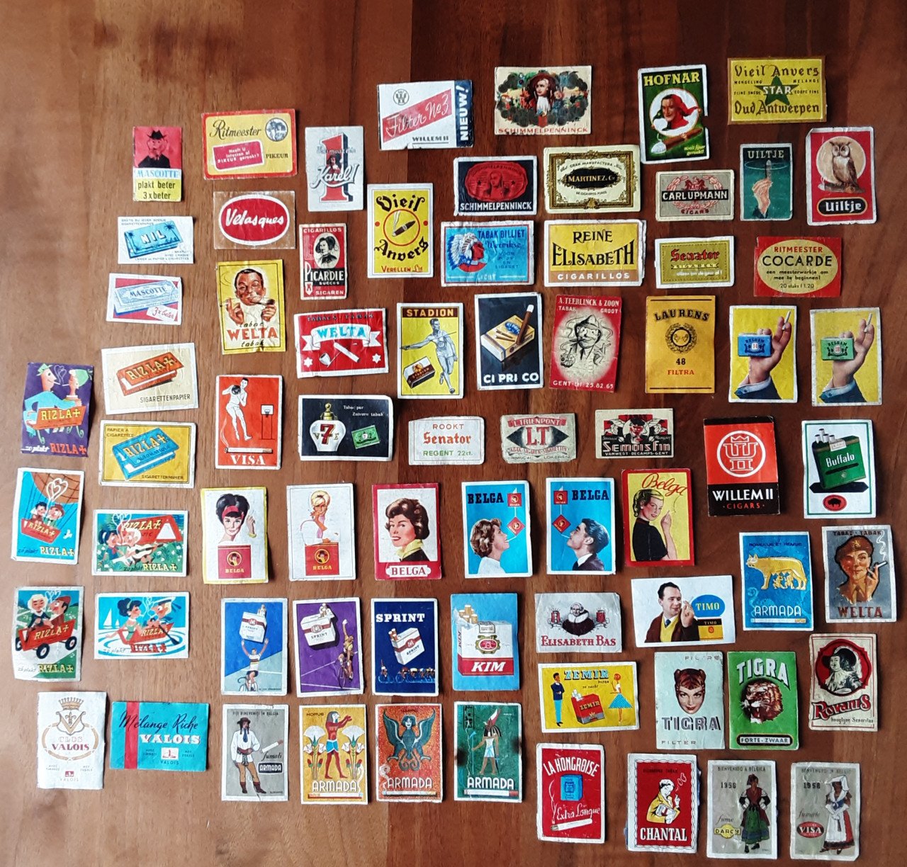 Plaatjes luciferdoosjes o.a. steden,molens, vlaggen, rookwaren, mode e.d.