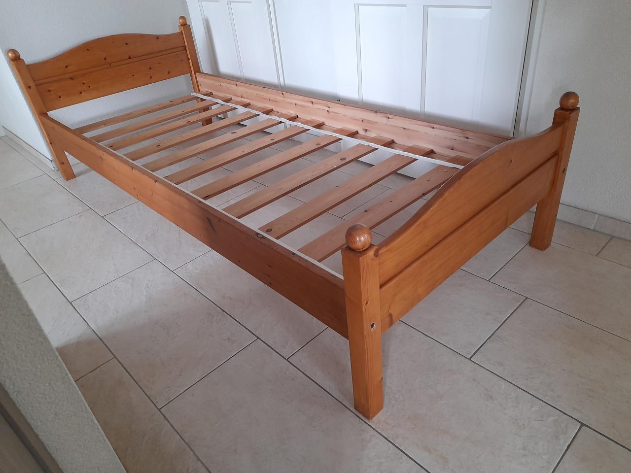 Massief houten bed 90 x 220 (in goede staat)