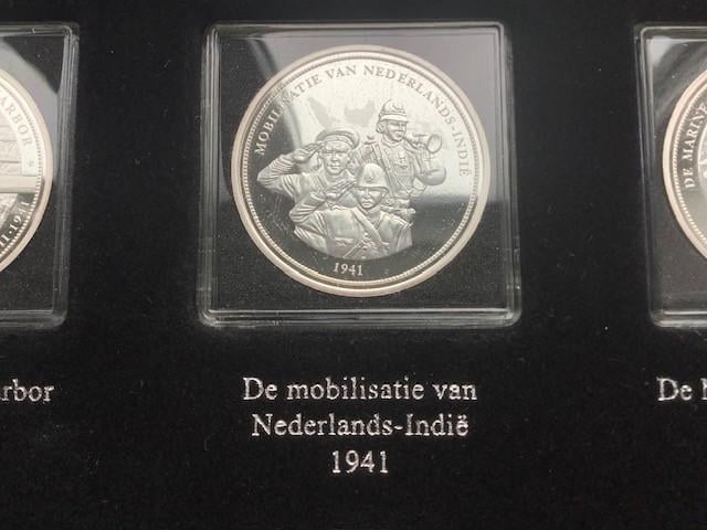 16 penningen Het Koninkrijk der Nederlanden in oorlog.