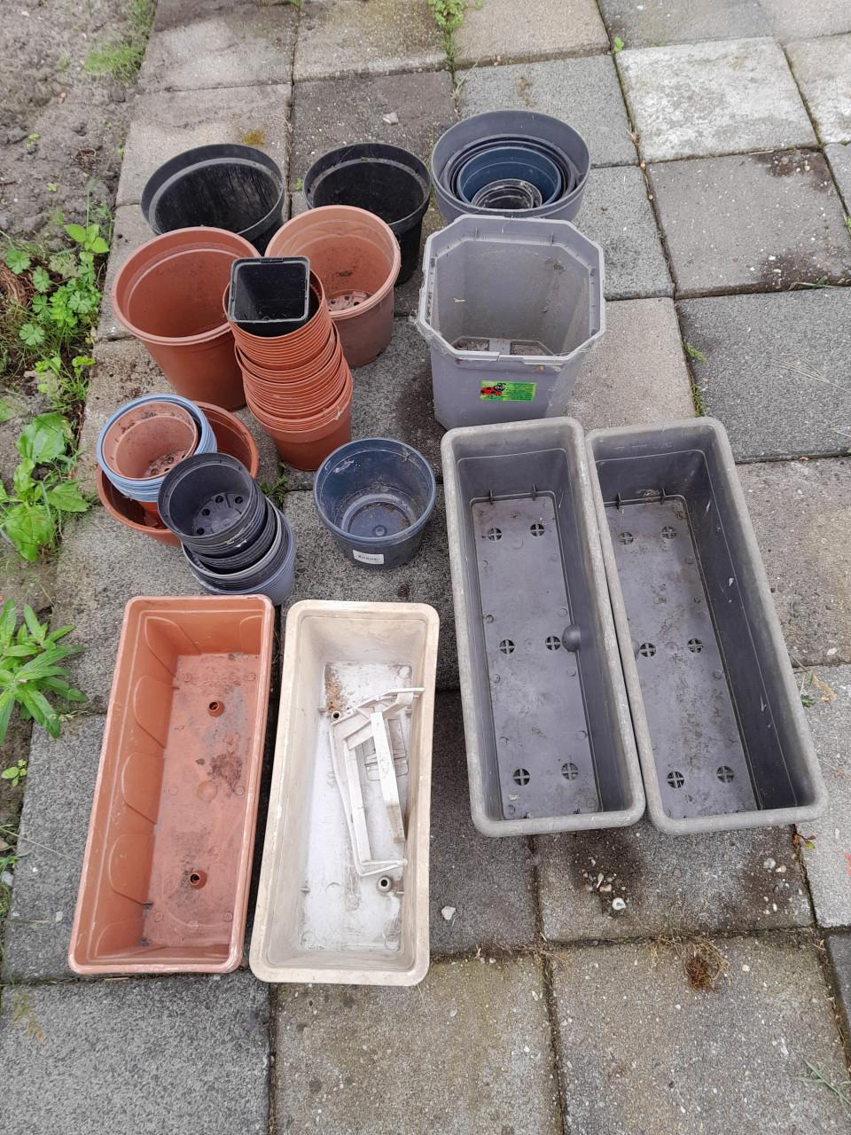 Partij kunststof bloempotten ,bakken en kuipen