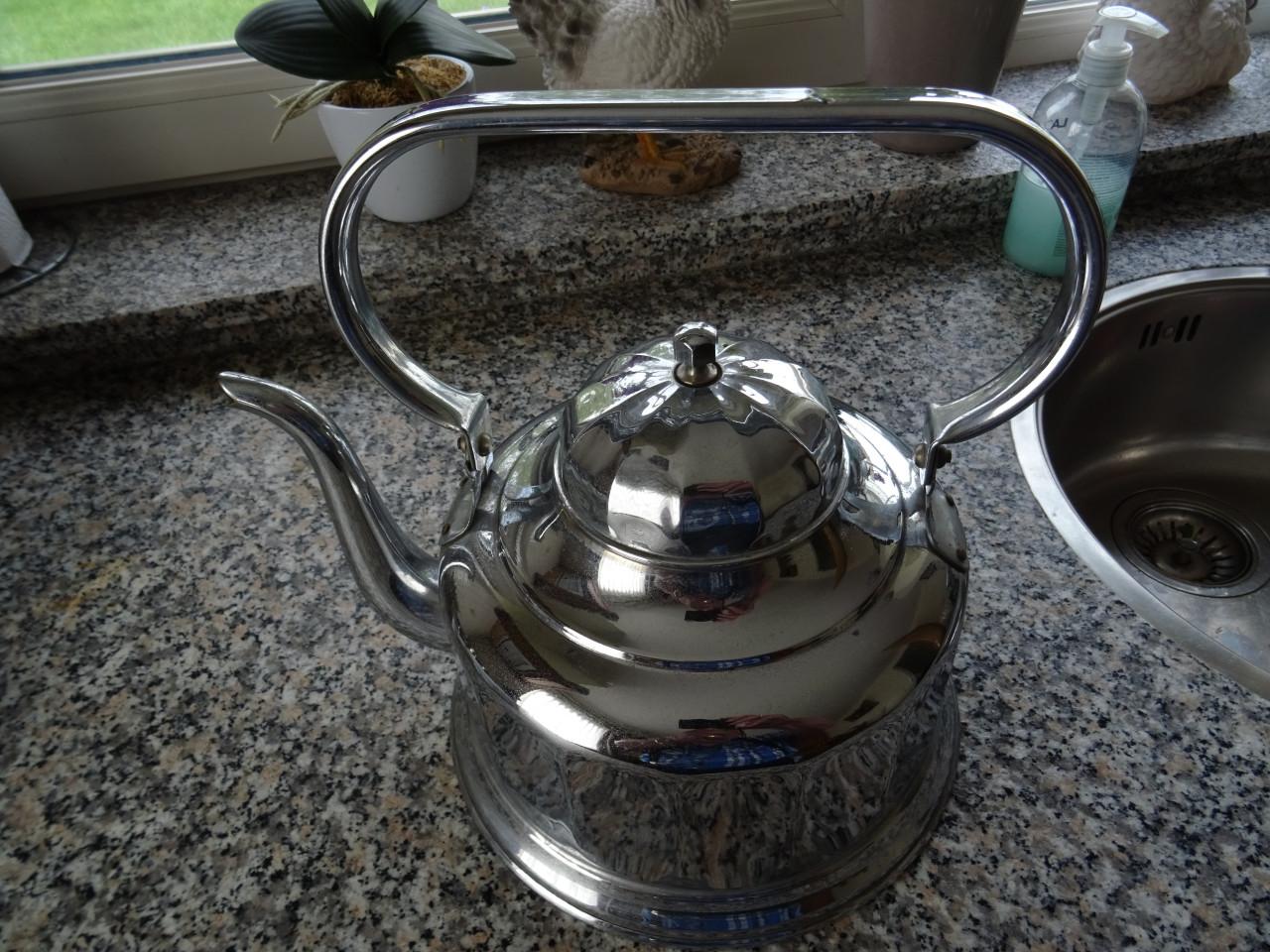 Te koop nog hele mooie water ketel nooit gebruikt sier en of op de kachel ?