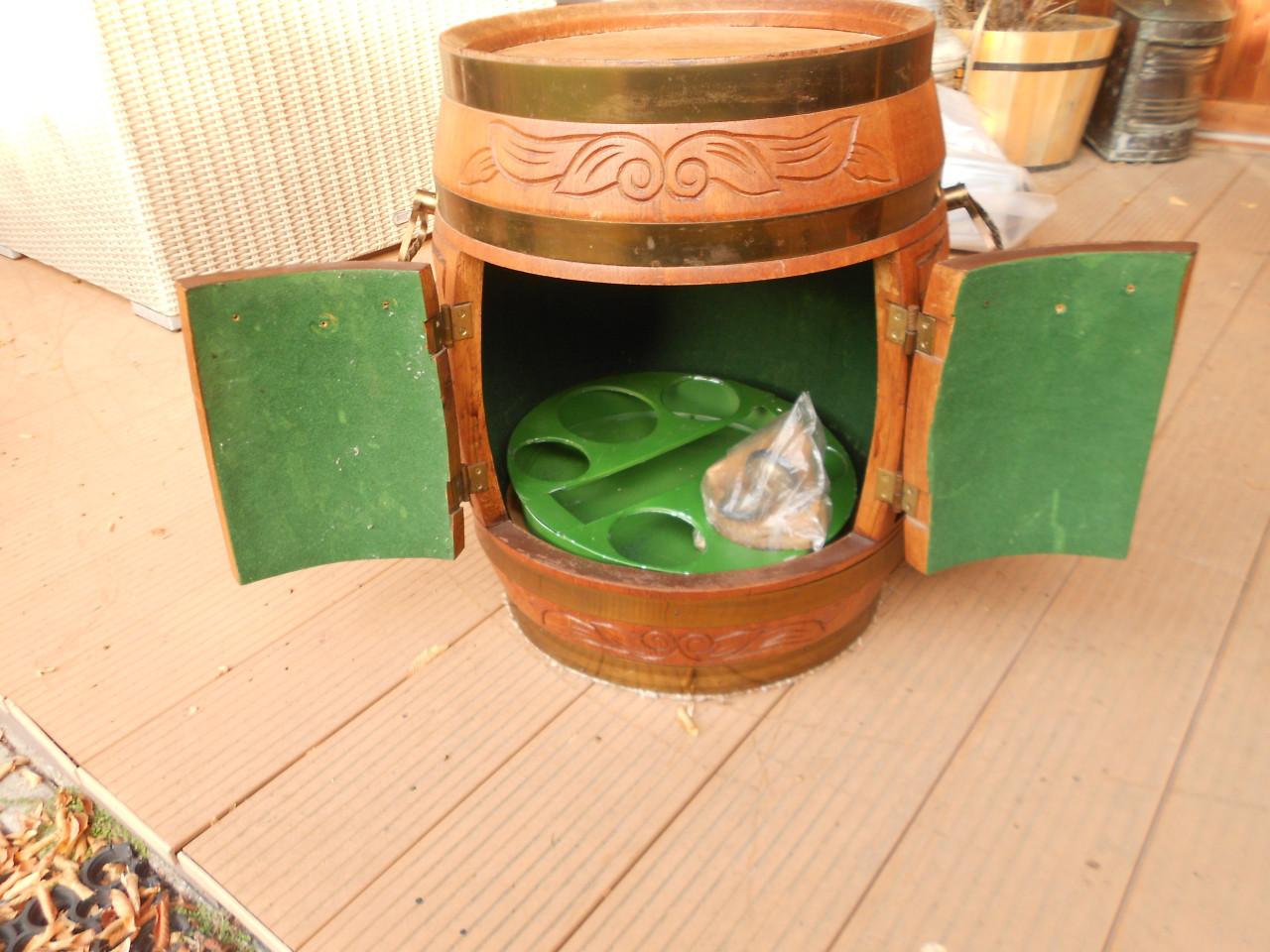 Vintage mini bar wijnvat drank kast.