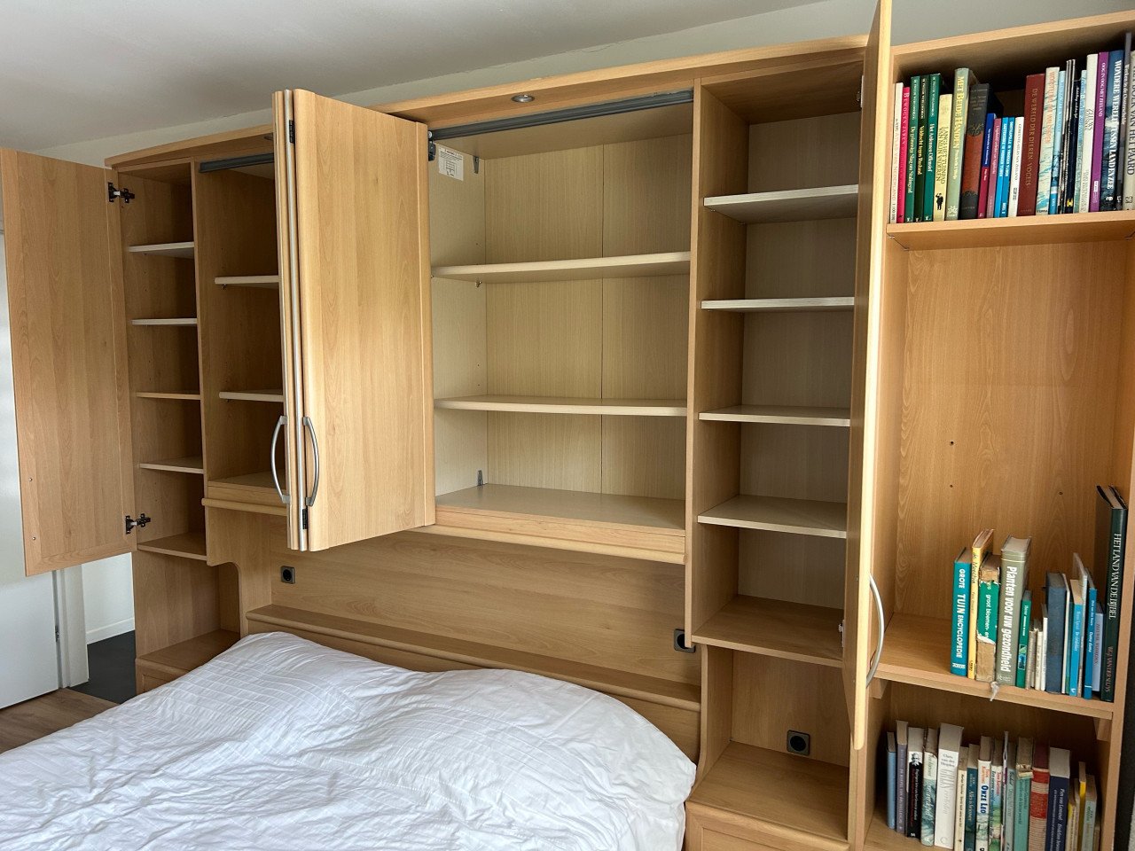 Slaapkamer meubel: bed ombouw met nachtkastjes en kastruimte