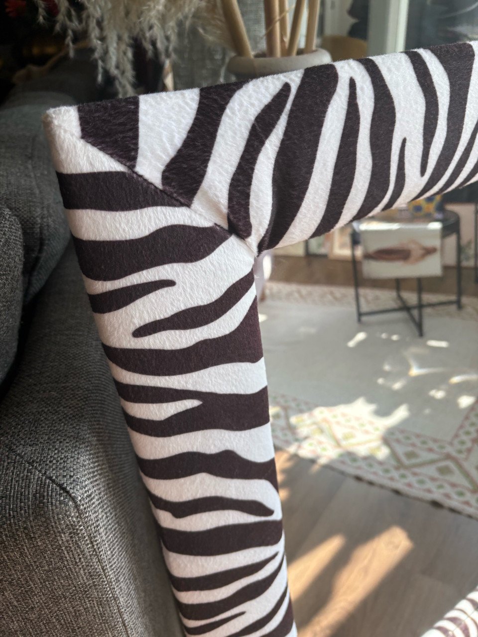 Grote spiegel in zebra print stof omlijsting