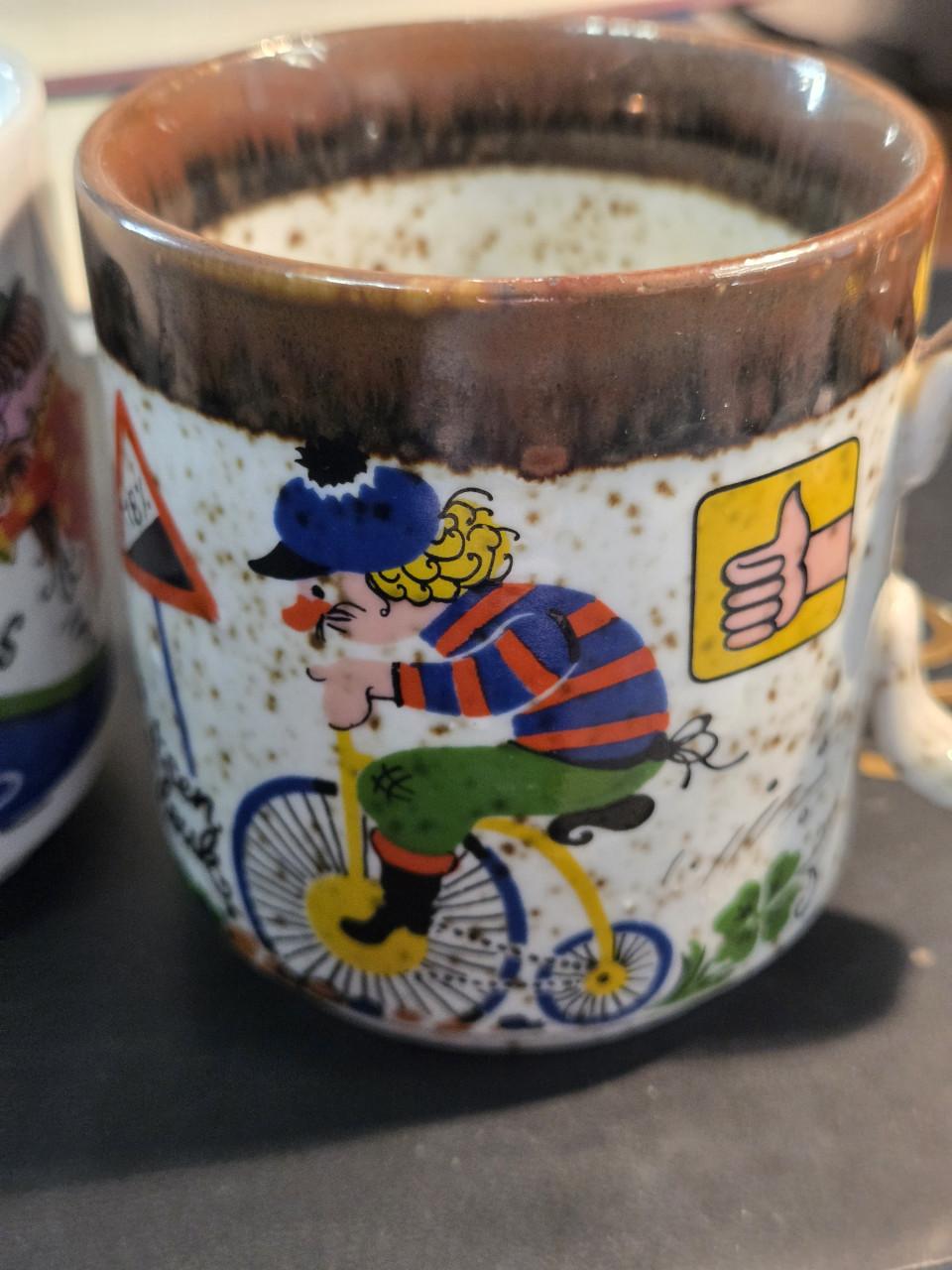 Twee mokken , Bavaria, met daarop de tekst "Trim je fit". uit 1969