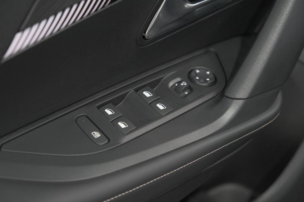 Peugeot 2008 1.2 hybrid 145 allure | apple carplay | climate control | park