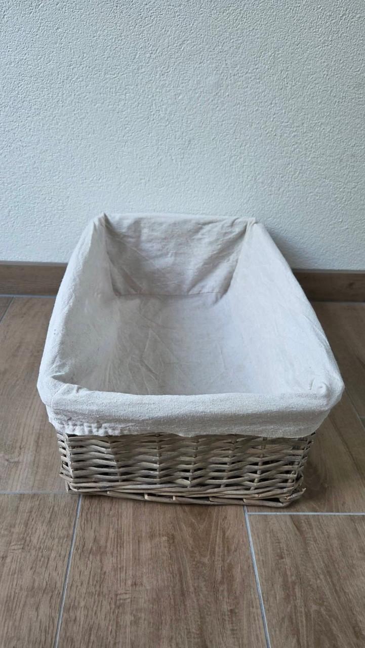 🌿 Grijze rieten opbergmand met een uitneembare stoffen binnenvoering.