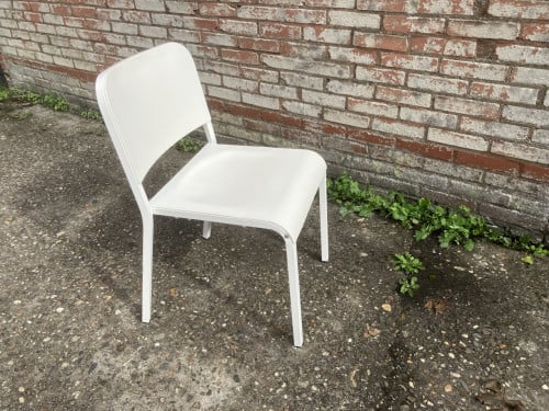 Twee moderne witte IKEA stoelen