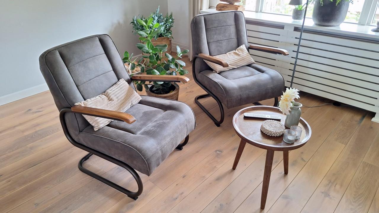 2 stuks fauteuil met houten leuning