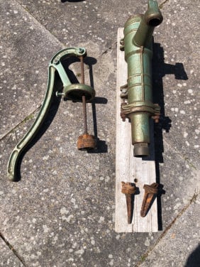 Gietijzeren handwaterpomp