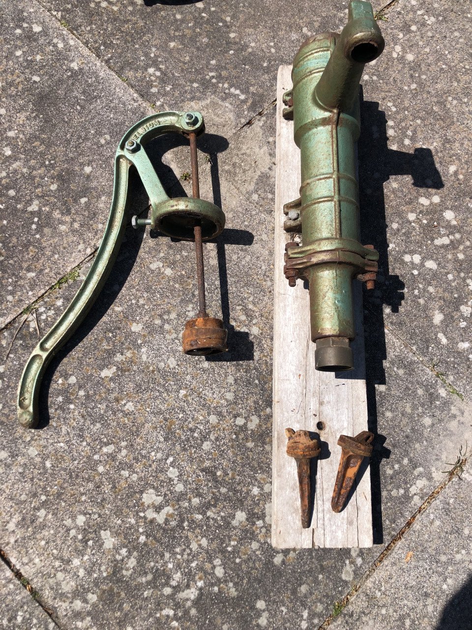 Gietijzeren handwaterpomp