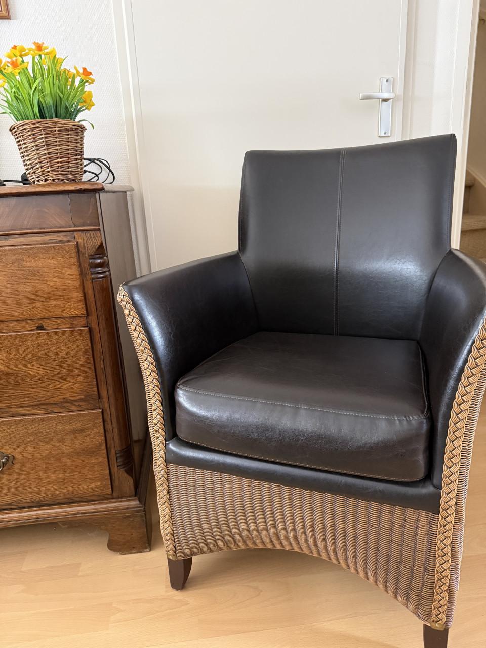 Zeer mooie Fauteuil, hele goede zit. Engelse stijl.  Leder/ loom vlechtwerk