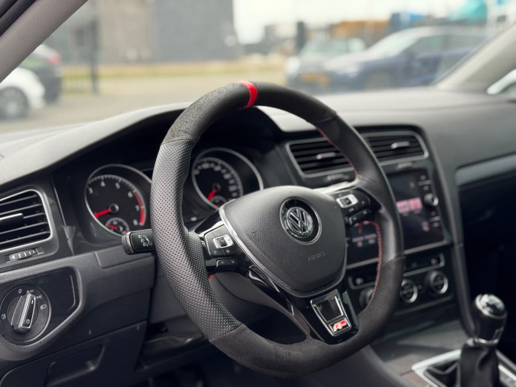 Volkswagen Golf 1.0 tsi r-line * navigatie * adaptieve cruise control * pdc