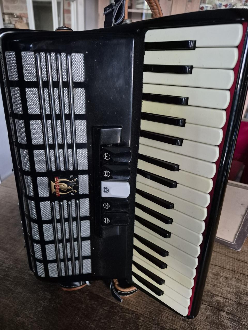 Parrot accordeon 60 bas met orginele koffer.