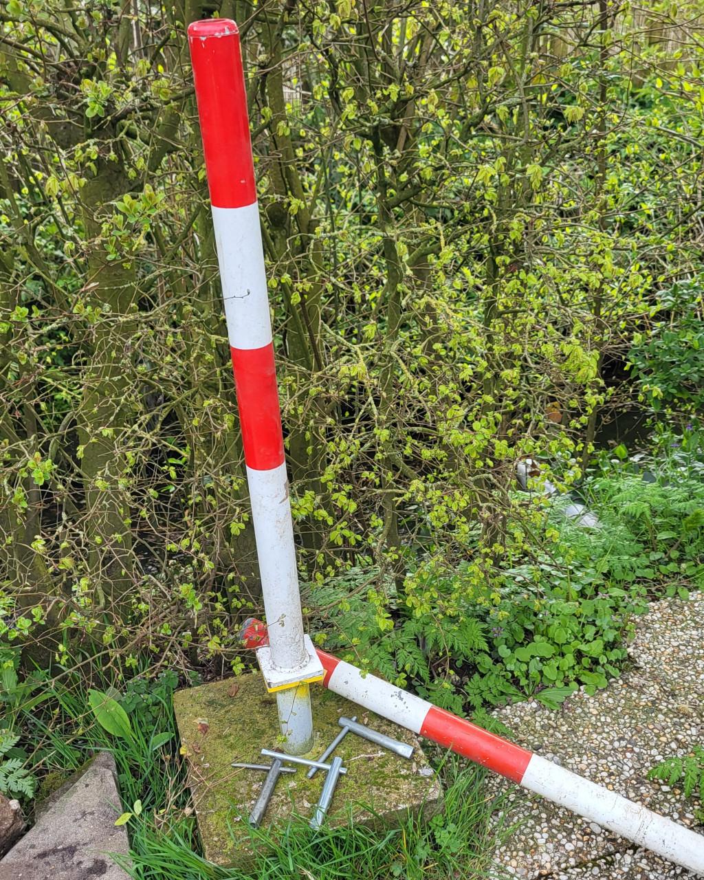 Afzetpaal parkeerpaal antiparkeerpaal paaltje + betonblok