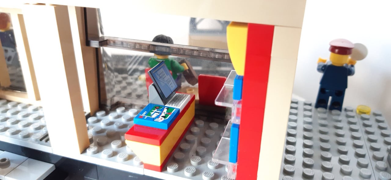 Lego City treinstation 60050: met taxi en 5 minifiguren