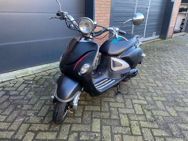 Btc legend luxe retro scooter alles werkt mat zwart nu 499 euro