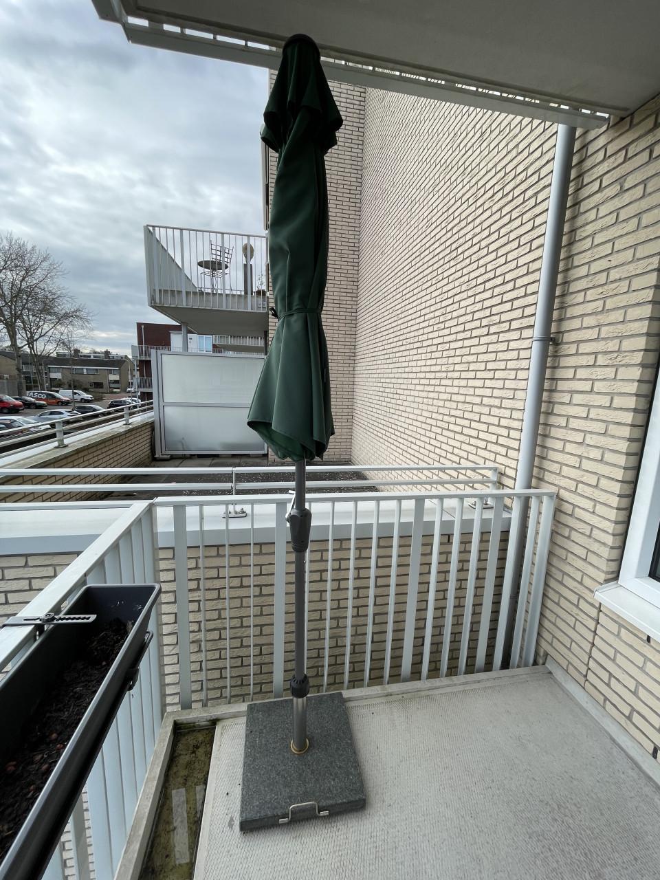 Tuinparasol met natuurstenen voet