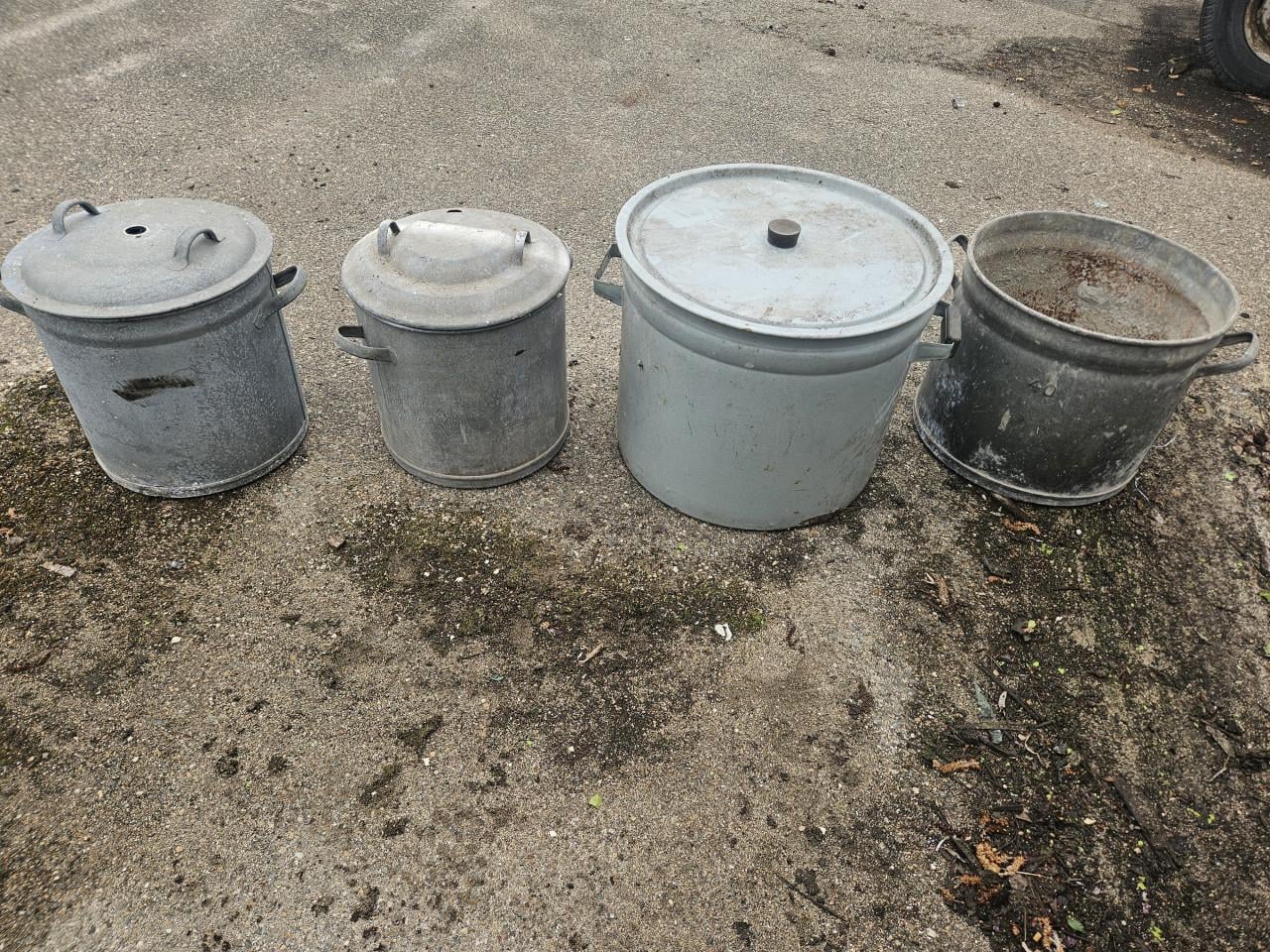 Zinken wek/wasketels ketels. Waarvan 1 geëmailleerd.