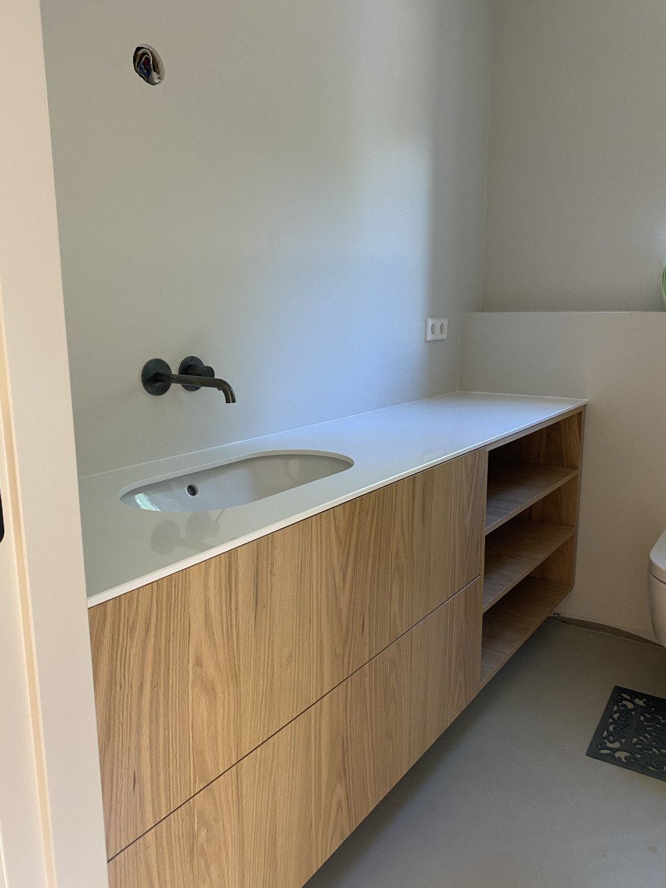 Maatwerk keukens en kasten. Ook doen wij wrappen, behangen en schilderen