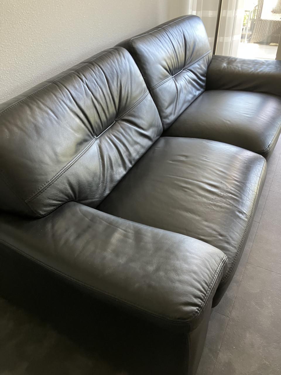 Te koop lederen zwarte ruime 2 zitsbank  nog in goede staat